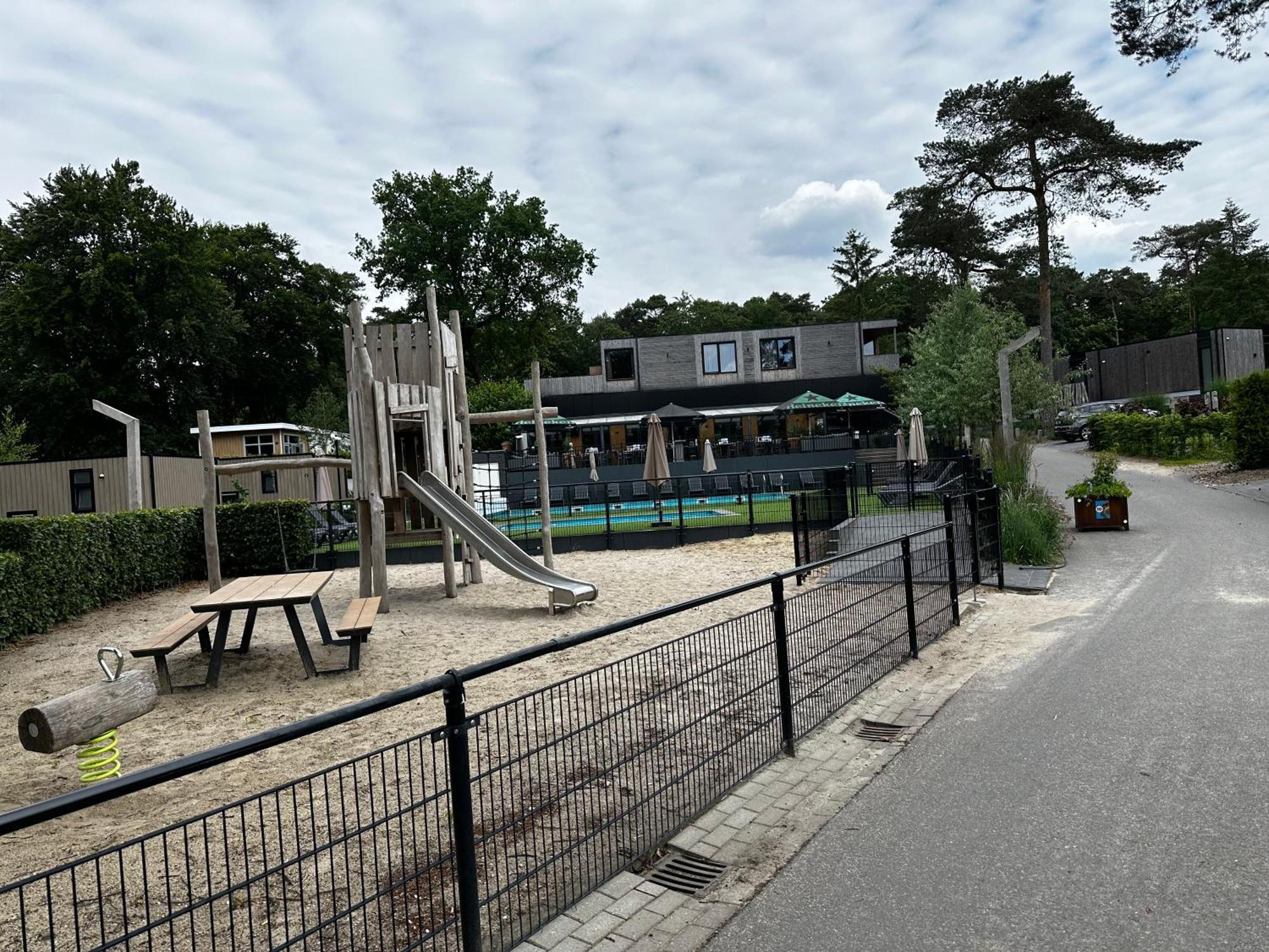 Dubbele Chalet Op Recreatiepark Topparken Op De Veluwe In Beekbergen Met Grote Vrije Tuin En Eigen Parkeerplaats Εξωτερικό φωτογραφία